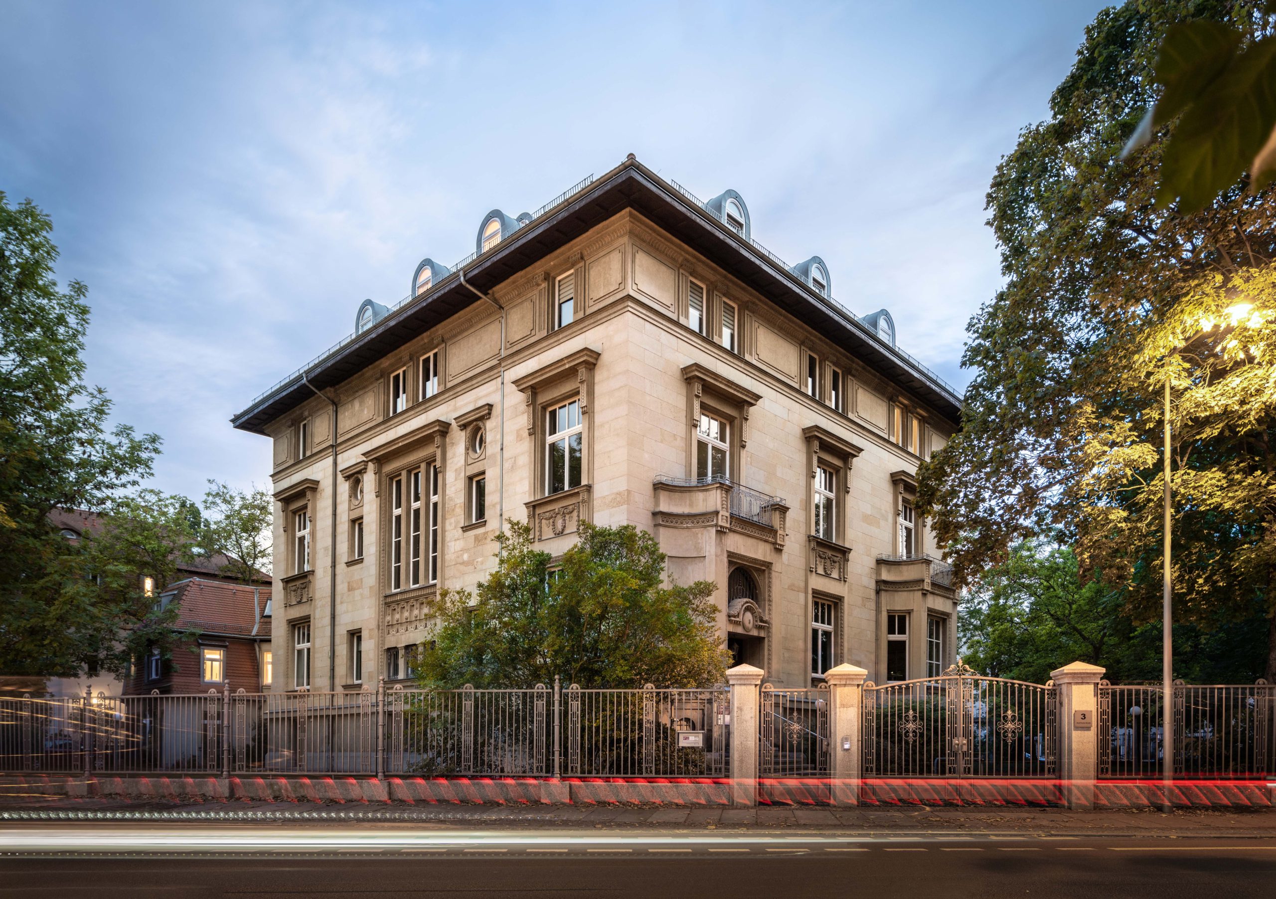 Gründerzeitvilla im Laternenlicht